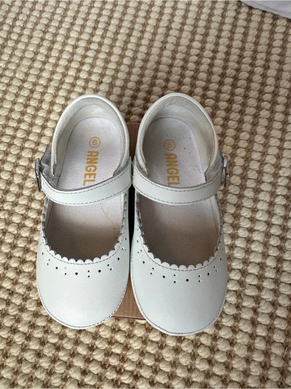 L’amour Scarlett Scalloped Mary Jane size 6 (Toddler) in white